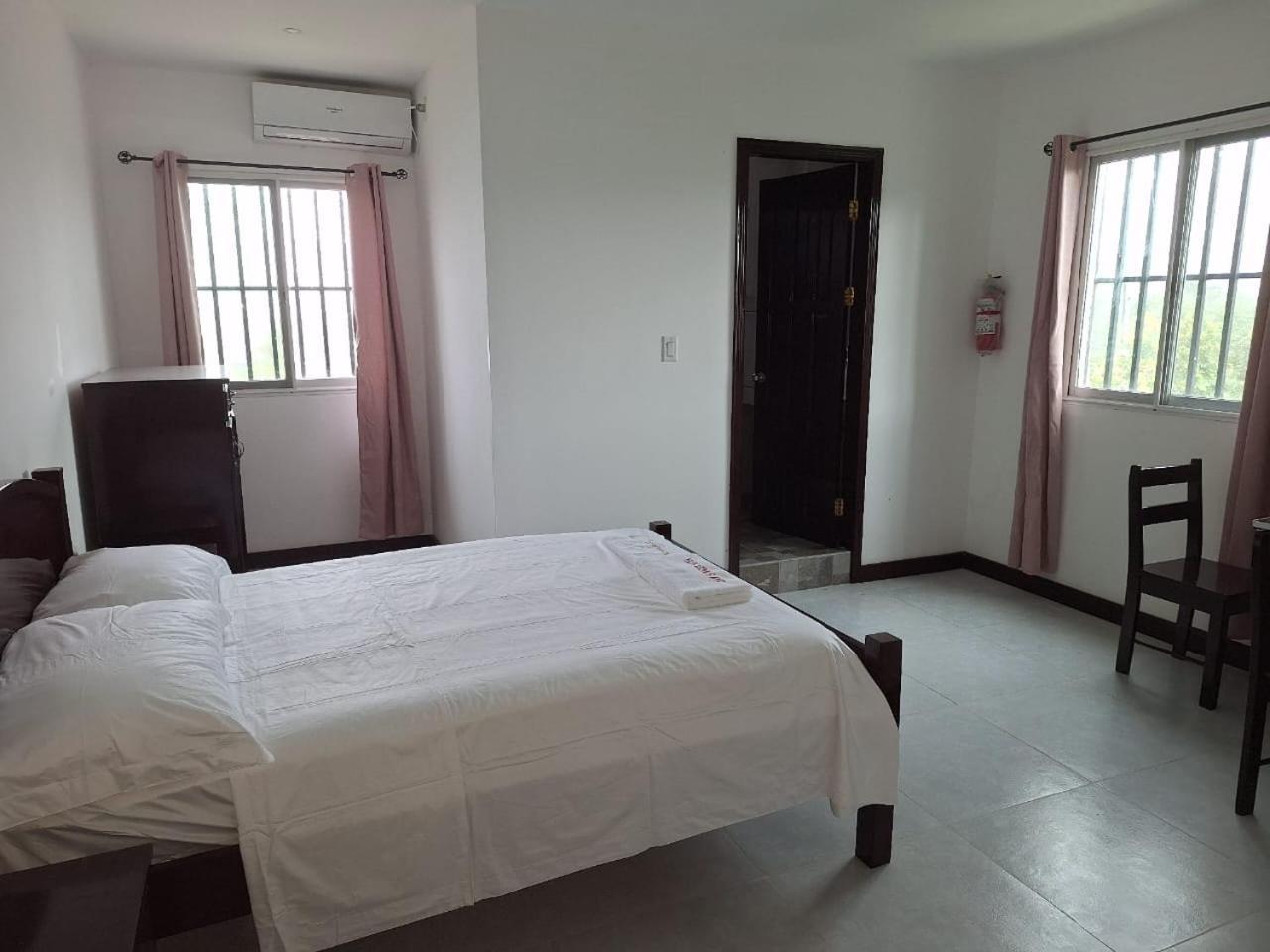 Day And Night Hotel Belmopan Luaran gambar