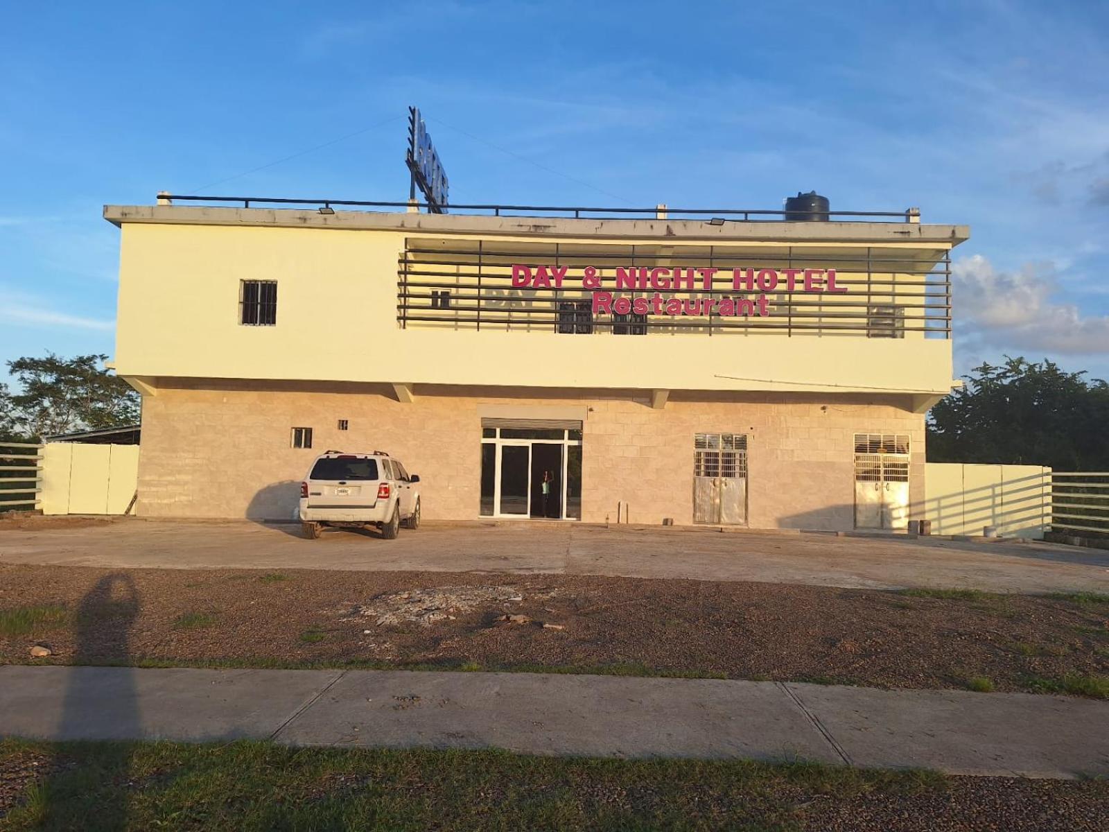 Day And Night Hotel Belmopan Luaran gambar