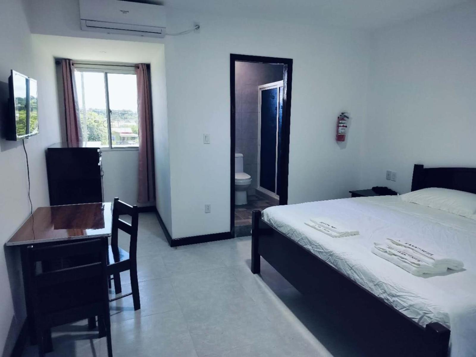 Day And Night Hotel Belmopan Luaran gambar